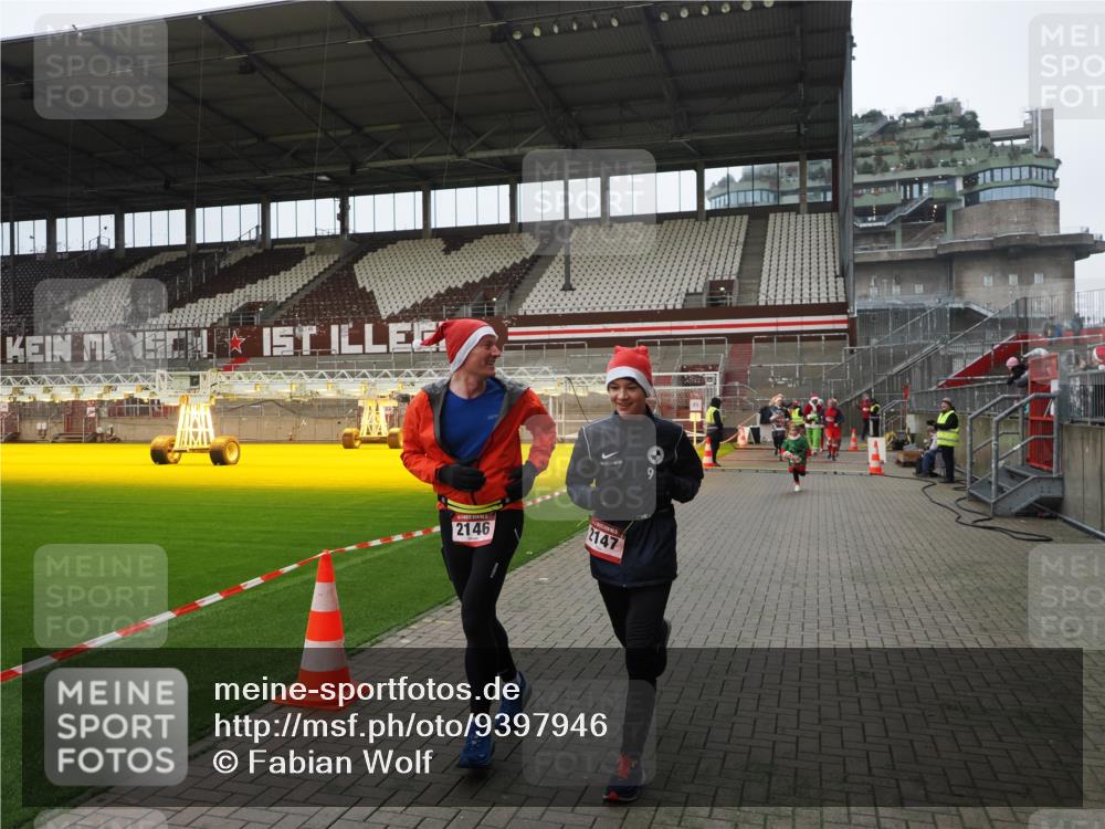 07.12.2025 - St. Pauli X-Mass-Run No. 15 Fabian Wolf http://msf.ph/oto/9397946 07.12.2025 10:48:05 Ziel 282, 472, 513, 553, 1195, 2028, 2146, 2147, 2501, 2608, 2611, 4229 meine-sportfotos.de