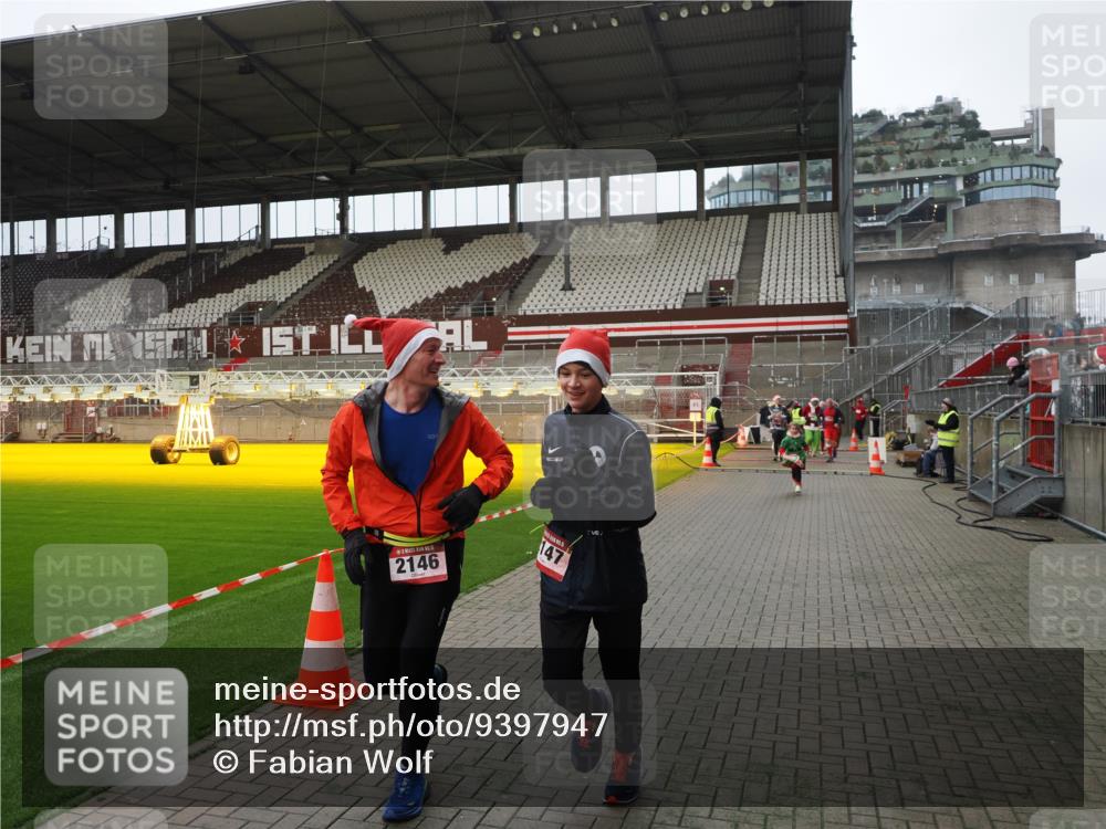07.12.2025 - St. Pauli X-Mass-Run No. 15 Fabian Wolf http://msf.ph/oto/9397947 07.12.2025 10:48:05 Ziel 282, 472, 513, 553, 1195, 2028, 2146, 2147, 2501, 2608, 2611, 4229 meine-sportfotos.de