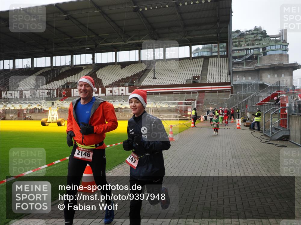 07.12.2025 - St. Pauli X-Mass-Run No. 15 Fabian Wolf http://msf.ph/oto/9397948 07.12.2025 10:48:05 Ziel 282, 472, 513, 553, 1195, 2028, 2146, 2147, 2501, 2608, 2611, 4229 meine-sportfotos.de