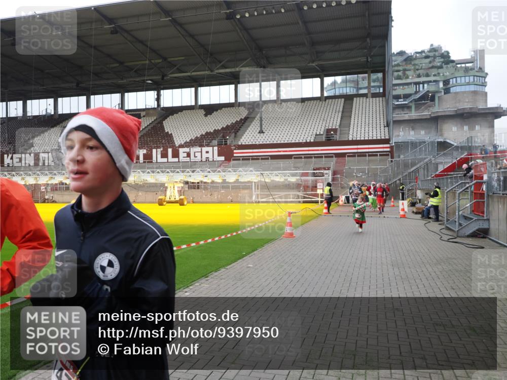 07.12.2025 - St. Pauli X-Mass-Run No. 15 Fabian Wolf http://msf.ph/oto/9397950 07.12.2025 10:48:06 Ziel 472, 513, 553, 1195, 2028, 2146, 2147, 2339, 2501, 2608, 2611, 3018, 3598, 4229 meine-sportfotos.de