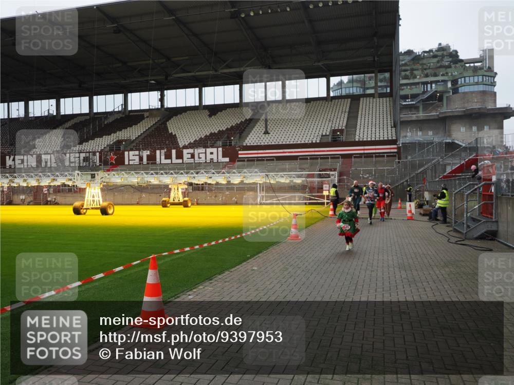 07.12.2025 - St. Pauli X-Mass-Run No. 15 Fabian Wolf http://msf.ph/oto/9397953 07.12.2025 10:48:07 Ziel 472, 513, 553, 1195, 2028, 2146, 2147, 2339, 2501, 2608, 2611, 3018, 3598, 4229 meine-sportfotos.de