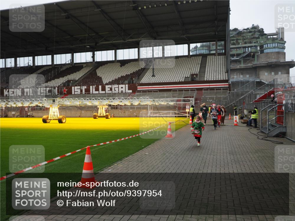 07.12.2025 - St. Pauli X-Mass-Run No. 15 Fabian Wolf http://msf.ph/oto/9397954 07.12.2025 10:48:08 Ziel 472, 1195, 2028, 2146, 2147, 2339, 2501, 2608, 2611, 3018, 3598, 4229 meine-sportfotos.de