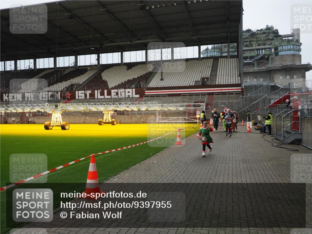 07.12.2025 - St. Pauli X-Mass-Run No. 15 Fabian Wolf http://msf.ph/oto/9397955 07.12.2025 10:48:08 Ziel 472, 1195, 2028, 2146, 2147, 2339, 2501, 2608, 2611, 3018, 3598, 4229 meine-sportfotos.de