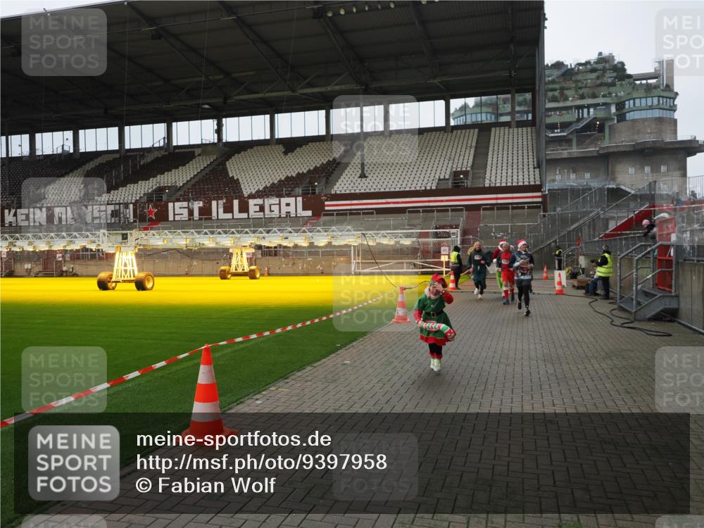 07.12.2025 - St. Pauli X-Mass-Run No. 15 Fabian Wolf http://msf.ph/oto/9397958 07.12.2025 10:48:08 Ziel 472, 1195, 2028, 2146, 2147, 2339, 2501, 2608, 2611, 3018, 3598, 4229 meine-sportfotos.de