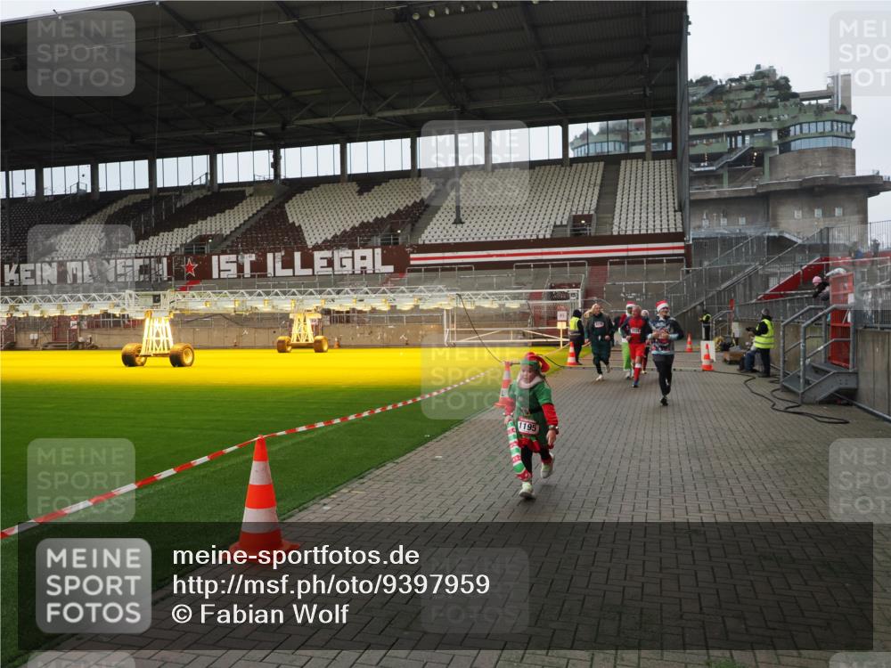 07.12.2025 - St. Pauli X-Mass-Run No. 15 Fabian Wolf http://msf.ph/oto/9397959 07.12.2025 10:48:09 Ziel 472, 1195, 2028, 2146, 2147, 2339, 2501, 3018, 3598, 4229 meine-sportfotos.de