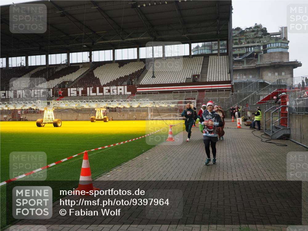 07.12.2025 - St. Pauli X-Mass-Run No. 15 Fabian Wolf http://msf.ph/oto/9397964 07.12.2025 10:48:11 Ziel 472, 876, 1195, 2028, 2146, 2147, 2339, 2501, 3018, 3598, 4229 meine-sportfotos.de