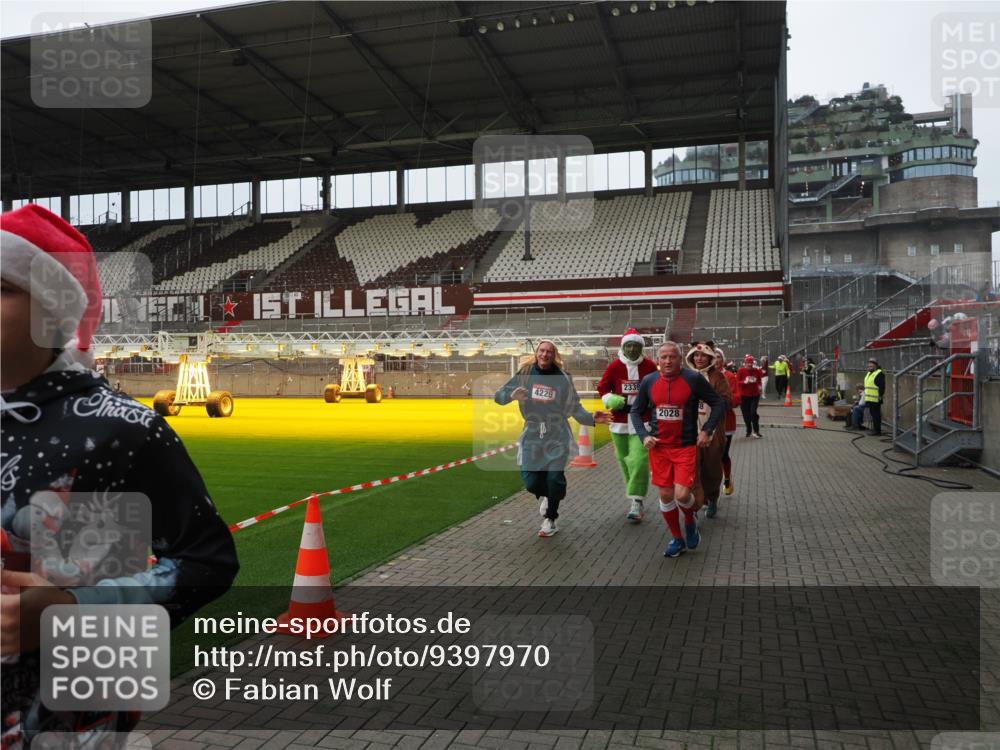 07.12.2025 - St. Pauli X-Mass-Run No. 15 Fabian Wolf http://msf.ph/oto/9397970 07.12.2025 10:48:13 Ziel 472, 876, 1195, 2028, 2146, 2147, 2339, 2501, 3018, 3598, 4229 meine-sportfotos.de