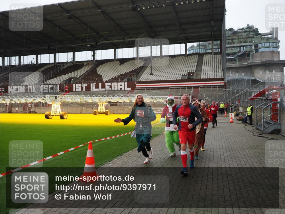 07.12.2025 - St. Pauli X-Mass-Run No. 15 Fabian Wolf http://msf.ph/oto/9397971 07.12.2025 10:48:13 Ziel 472, 876, 1195, 2028, 2146, 2147, 2339, 2501, 3018, 3598, 4229 meine-sportfotos.de