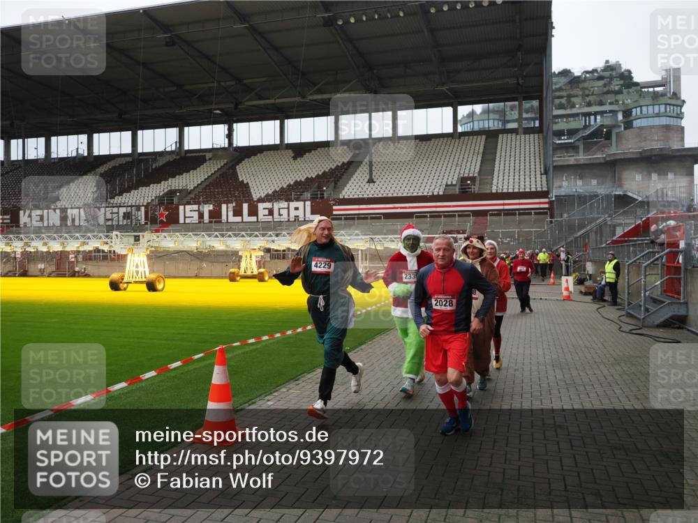 07.12.2025 - St. Pauli X-Mass-Run No. 15 Fabian Wolf http://msf.ph/oto/9397972 07.12.2025 10:48:13 Ziel 472, 876, 1195, 2028, 2146, 2147, 2339, 2501, 3018, 3598, 4229 meine-sportfotos.de