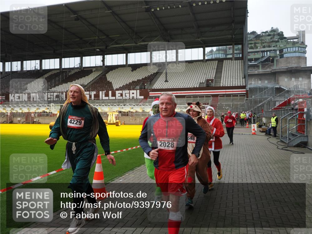 07.12.2025 - St. Pauli X-Mass-Run No. 15 Fabian Wolf http://msf.ph/oto/9397976 07.12.2025 10:48:14 Ziel 472, 876, 1195, 2028, 2146, 2147, 2339, 2501, 3018, 3598, 4229 meine-sportfotos.de
