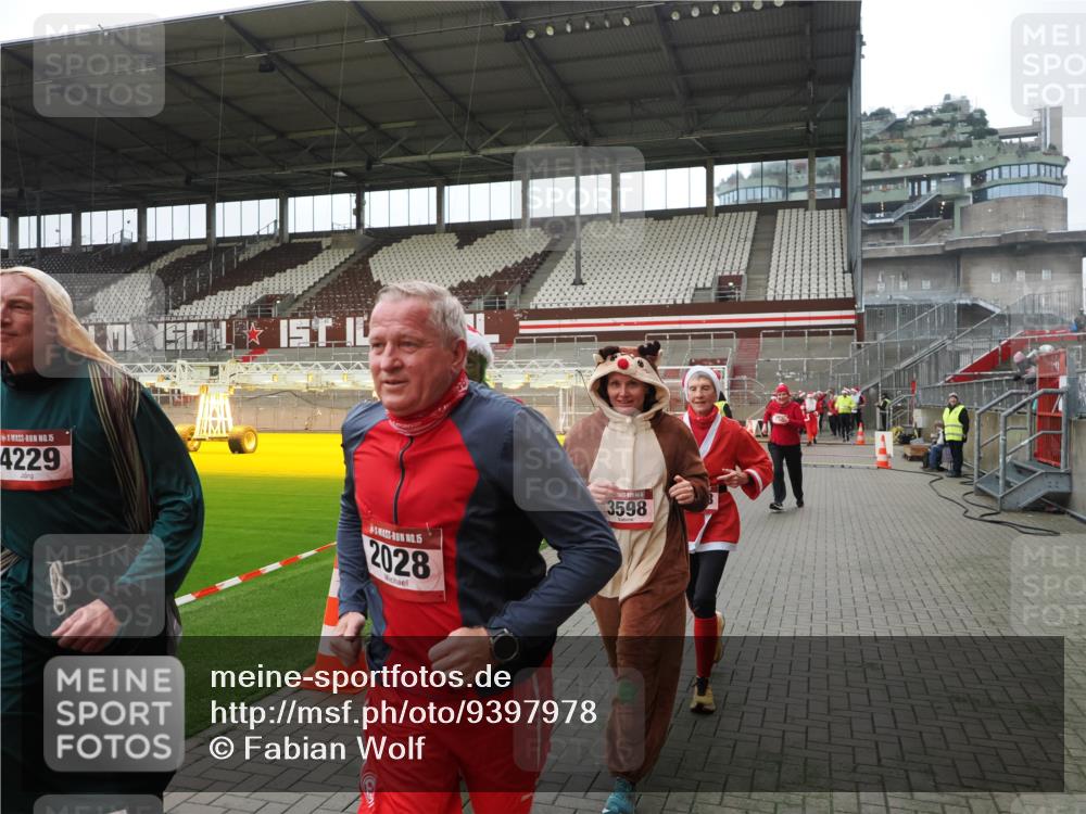 07.12.2025 - St. Pauli X-Mass-Run No. 15 Fabian Wolf http://msf.ph/oto/9397978 07.12.2025 10:48:15 Ziel 876, 1195, 2028, 2146, 2147, 2339, 2501, 3018, 3598, 4229 meine-sportfotos.de