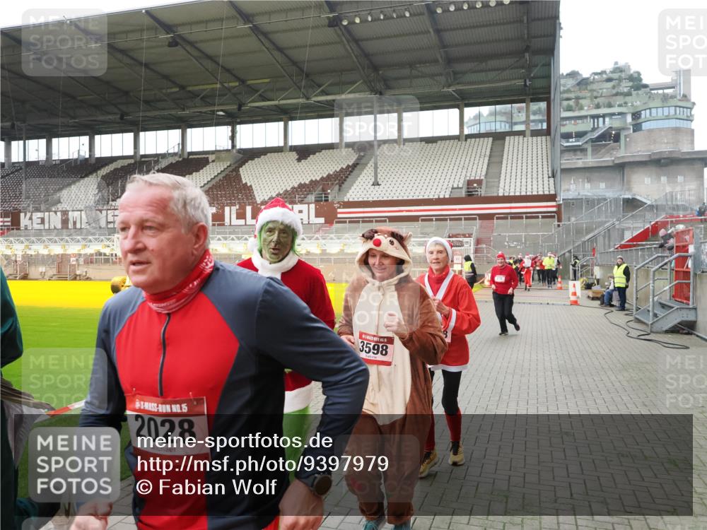 07.12.2025 - St. Pauli X-Mass-Run No. 15 Fabian Wolf http://msf.ph/oto/9397979 07.12.2025 10:48:15 Ziel 876, 1195, 2028, 2146, 2147, 2339, 2501, 3018, 3598, 4229 meine-sportfotos.de