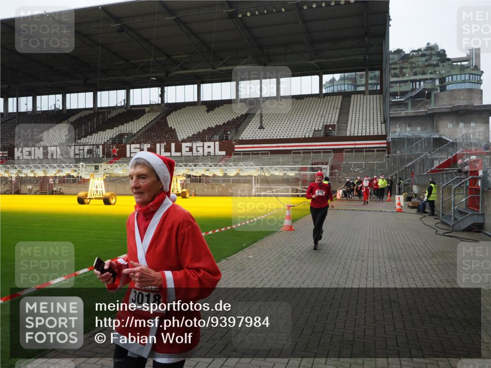 07.12.2025 - St. Pauli X-Mass-Run No. 15 Fabian Wolf http://msf.ph/oto/9397984 07.12.2025 10:48:16 Ziel 876, 1195, 2028, 2146, 2147, 2339, 2501, 2803, 3018, 3598, 4229 meine-sportfotos.de