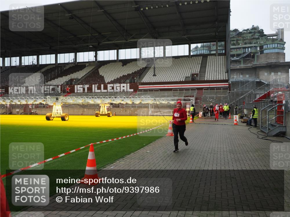 07.12.2025 - St. Pauli X-Mass-Run No. 15 Fabian Wolf http://msf.ph/oto/9397986 07.12.2025 10:48:16 Ziel 876, 1195, 2028, 2146, 2147, 2339, 2501, 2803, 3018, 3598, 4229 meine-sportfotos.de