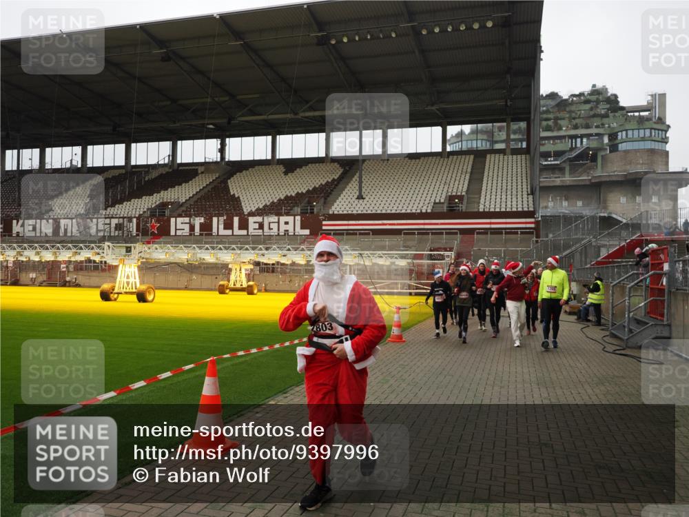 07.12.2025 - St. Pauli X-Mass-Run No. 15 Fabian Wolf http://msf.ph/oto/9397996 07.12.2025 10:48:24 Ziel 577, 876, 1265, 1267, 2028, 2232, 2233, 2235, 2239, 2241, 2339, 2501, 2796, 2797, 2803, 3018, 3598, 4229, 4447, 4598 meine-sportfotos.de