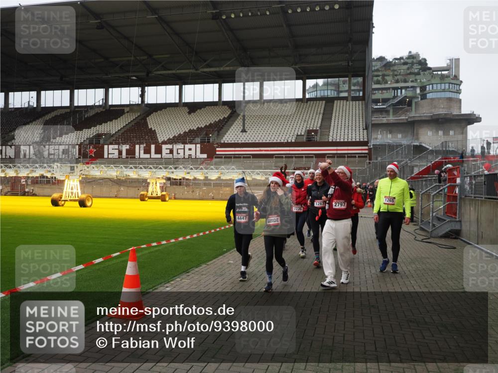 07.12.2025 - St. Pauli X-Mass-Run No. 15 Fabian Wolf http://msf.ph/oto/9398000 07.12.2025 10:48:27 Ziel 577, 633, 876, 1265, 1267, 2232, 2233, 2235, 2239, 2241, 2796, 2797, 2803, 4447, 4598 meine-sportfotos.de