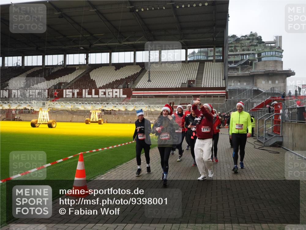 07.12.2025 - St. Pauli X-Mass-Run No. 15 Fabian Wolf http://msf.ph/oto/9398001 07.12.2025 10:48:27 Ziel 577, 633, 876, 1265, 1267, 2232, 2233, 2235, 2239, 2241, 2796, 2797, 2803, 4447, 4598 meine-sportfotos.de