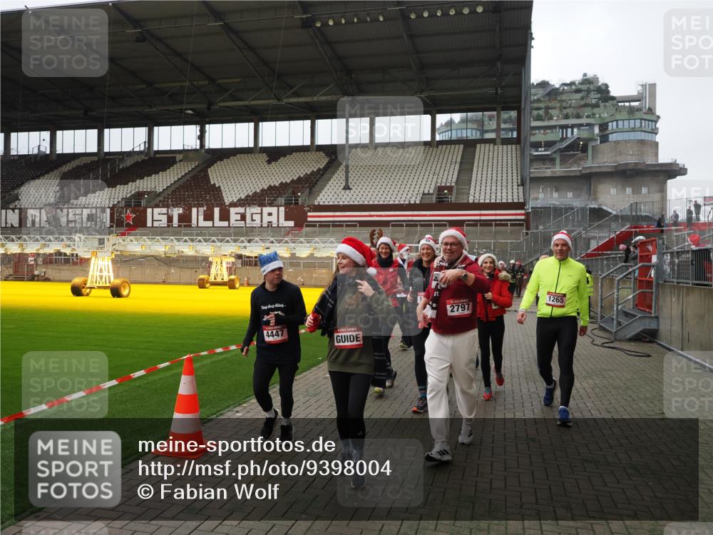 07.12.2025 - St. Pauli X-Mass-Run No. 15 Fabian Wolf http://msf.ph/oto/9398004 07.12.2025 10:48:28 Ziel 233, 577, 633, 876, 1265, 1267, 2232, 2233, 2235, 2239, 2241, 2796, 2797, 2803, 4447, 4598 meine-sportfotos.de
