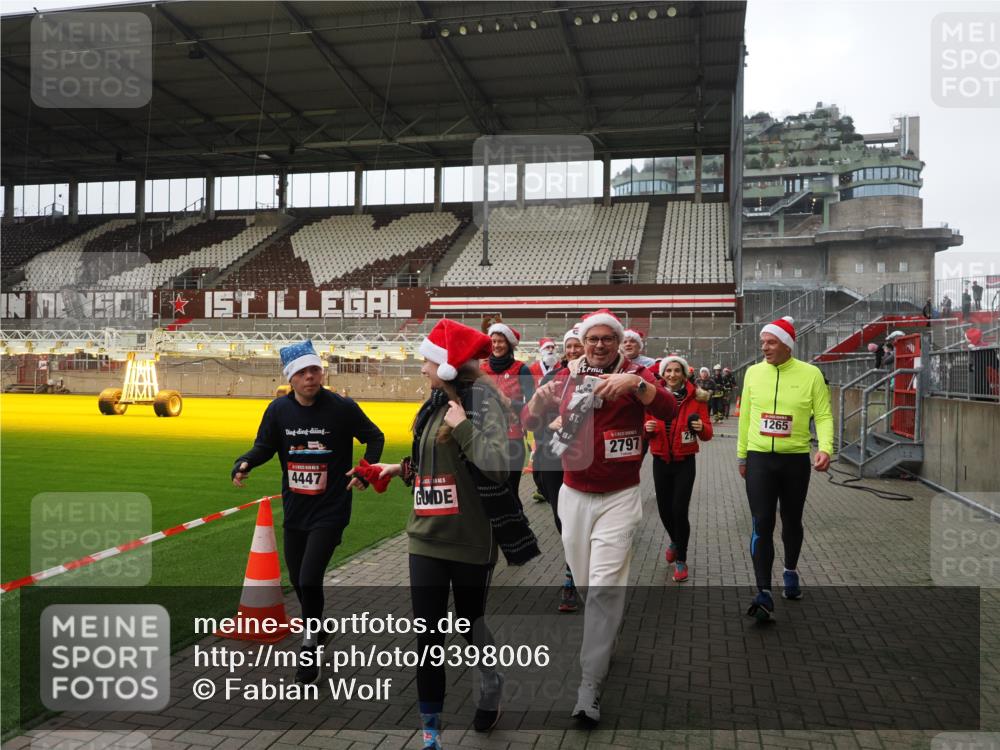 07.12.2025 - St. Pauli X-Mass-Run No. 15 Fabian Wolf http://msf.ph/oto/9398006 07.12.2025 10:48:28 Ziel 233, 577, 633, 876, 1265, 1267, 2232, 2233, 2235, 2239, 2241, 2796, 2797, 2803, 4447, 4598 meine-sportfotos.de