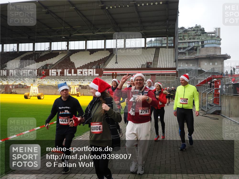 07.12.2025 - St. Pauli X-Mass-Run No. 15 Fabian Wolf http://msf.ph/oto/9398007 07.12.2025 10:48:28 Ziel 233, 577, 633, 876, 1265, 1267, 2232, 2233, 2235, 2239, 2241, 2796, 2797, 2803, 4447, 4598 meine-sportfotos.de