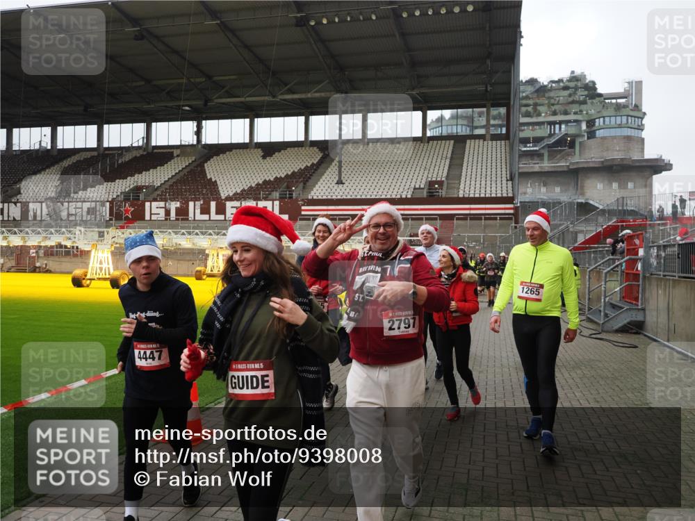 07.12.2025 - St. Pauli X-Mass-Run No. 15 Fabian Wolf http://msf.ph/oto/9398008 07.12.2025 10:48:28 Ziel 233, 577, 633, 876, 1265, 1267, 2232, 2233, 2235, 2239, 2241, 2796, 2797, 2803, 4447, 4598 meine-sportfotos.de