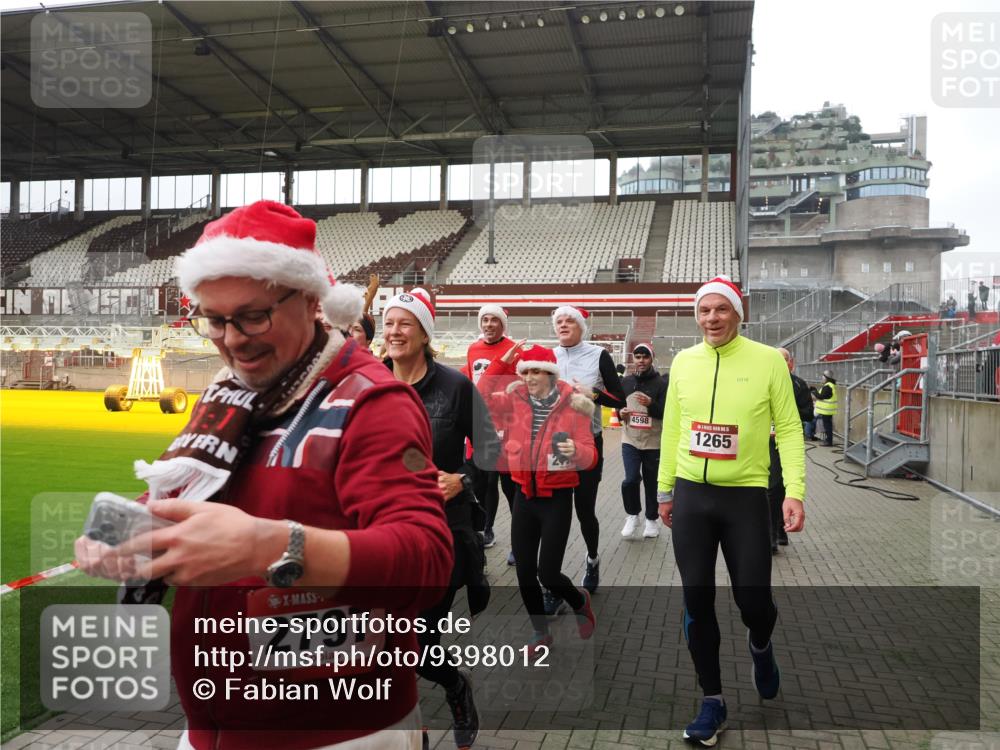 07.12.2025 - St. Pauli X-Mass-Run No. 15 Fabian Wolf http://msf.ph/oto/9398012 07.12.2025 10:48:29 Ziel 233, 290, 577, 633, 876, 935, 1265, 1267, 1517, 1521, 2232, 2233, 2235, 2239, 2241, 2796, 2797, 2803, 4447, 4598 meine-sportfotos.de