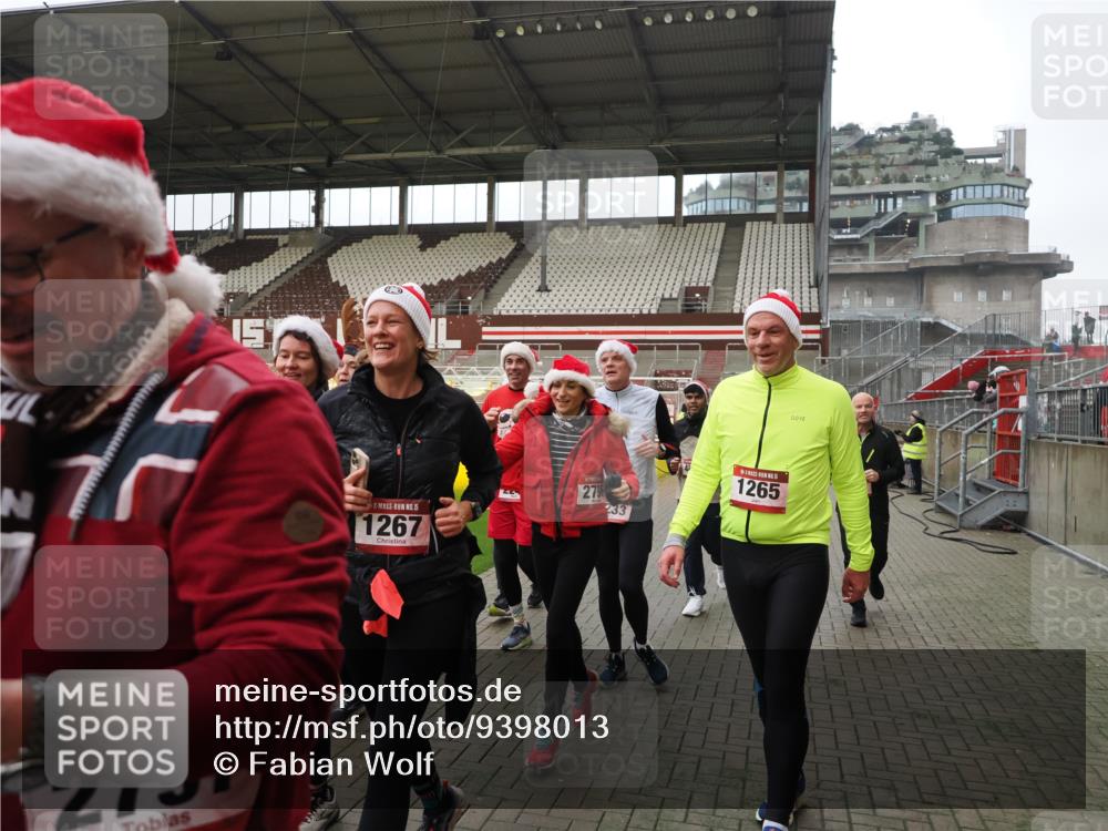 07.12.2025 - St. Pauli X-Mass-Run No. 15 Fabian Wolf http://msf.ph/oto/9398013 07.12.2025 10:48:29 Ziel 233, 290, 577, 633, 876, 935, 1265, 1267, 1517, 1521, 2232, 2233, 2235, 2239, 2241, 2796, 2797, 2803, 4447, 4598 meine-sportfotos.de