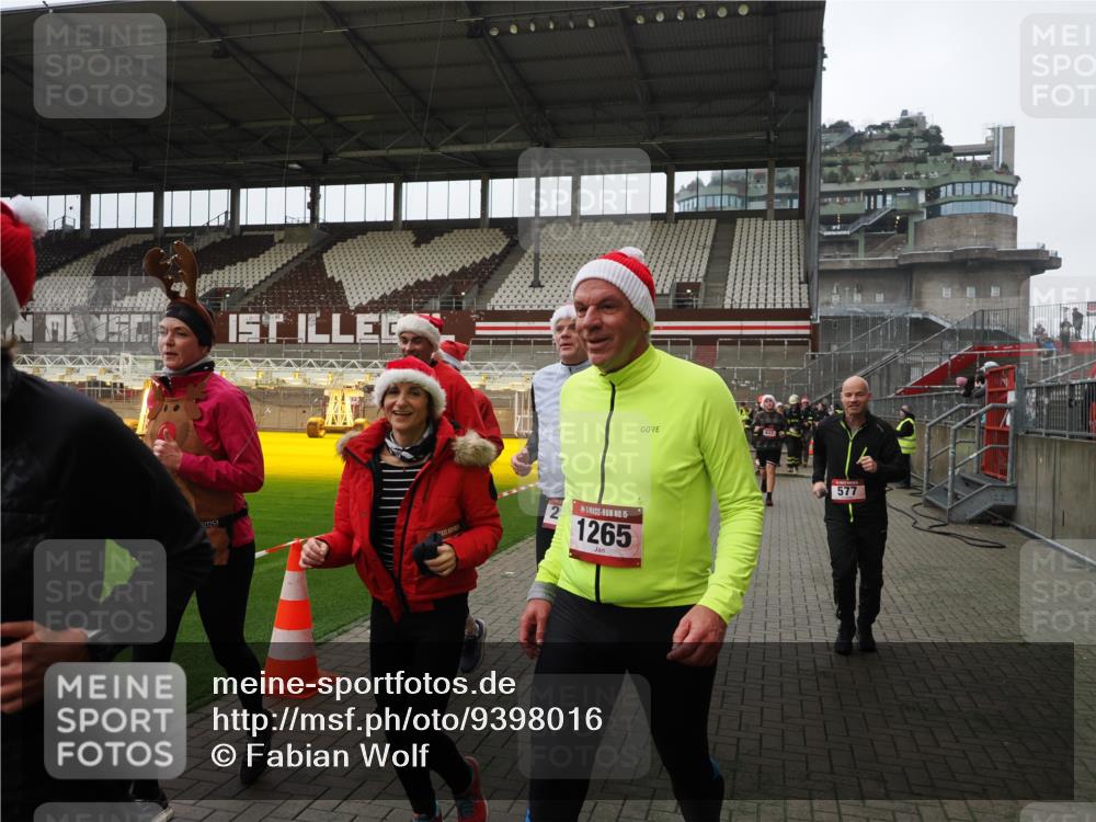 07.12.2025 - St. Pauli X-Mass-Run No. 15 Fabian Wolf http://msf.ph/oto/9398016 07.12.2025 10:48:30 Ziel 233, 290, 577, 633, 876, 935, 1265, 1267, 1515, 1516, 1517, 1521, 2232, 2233, 2235, 2239, 2241, 2796, 2797, 2803, 4447, 4598 meine-sportfotos.de