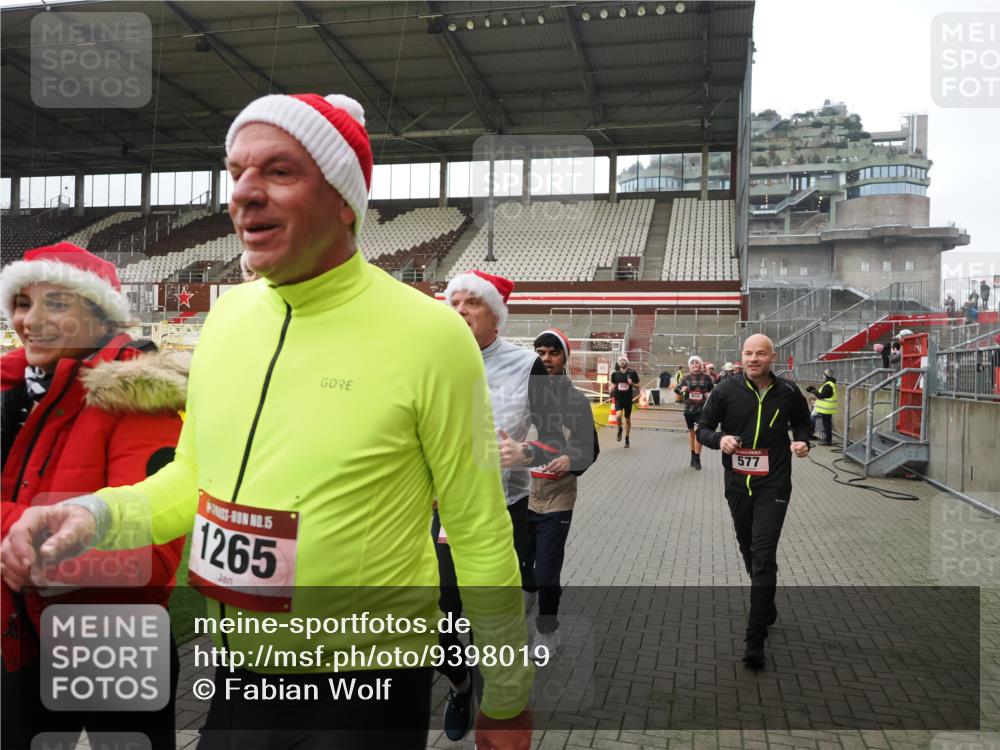 07.12.2025 - St. Pauli X-Mass-Run No. 15 Fabian Wolf http://msf.ph/oto/9398019 07.12.2025 10:48:31 Ziel 233, 290, 577, 633, 935, 1265, 1267, 1515, 1516, 1517, 1521, 2232, 2233, 2235, 2239, 2241, 2796, 2797, 2803, 3017, 3019, 4447, 4598 meine-sportfotos.de