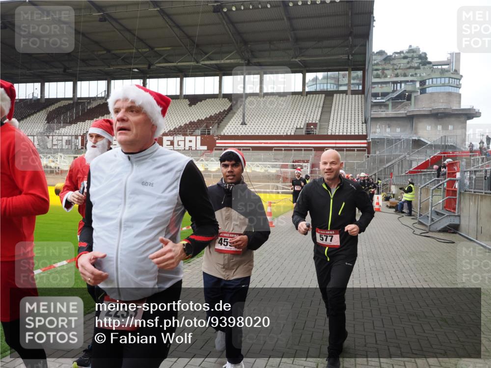 07.12.2025 - St. Pauli X-Mass-Run No. 15 Fabian Wolf http://msf.ph/oto/9398020 07.12.2025 10:48:31 Ziel 233, 290, 577, 633, 935, 1265, 1267, 1515, 1516, 1517, 1521, 2232, 2233, 2235, 2239, 2241, 2796, 2797, 2803, 3017, 3019, 4447, 4598 meine-sportfotos.de