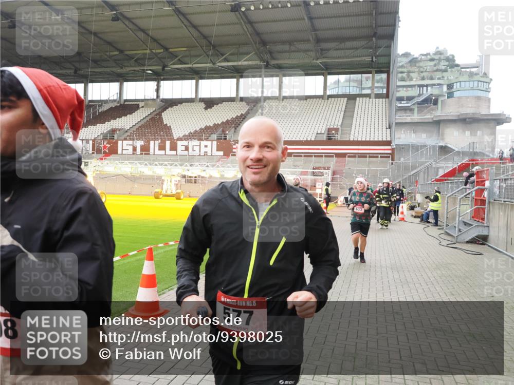 07.12.2025 - St. Pauli X-Mass-Run No. 15 Fabian Wolf http://msf.ph/oto/9398025 07.12.2025 10:48:32 Ziel 233, 290, 577, 633, 935, 1265, 1267, 1515, 1516, 1517, 1521, 2232, 2233, 2235, 2239, 2241, 2796, 2797, 2803, 3017, 3019, 4447, 4598 meine-sportfotos.de
