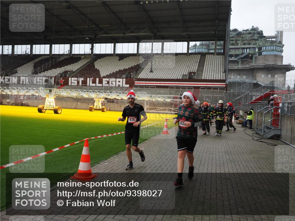 07.12.2025 - St. Pauli X-Mass-Run No. 15 Fabian Wolf http://msf.ph/oto/9398027 07.12.2025 10:48:34 Ziel 233, 290, 577, 633, 935, 1009, 1087, 1265, 1267, 1515, 1516, 1517, 1521, 2232, 2233, 2235, 2239, 2241, 2796, 2797, 2803, 3017, 3019, 4447, 4598 meine-sportfotos.de