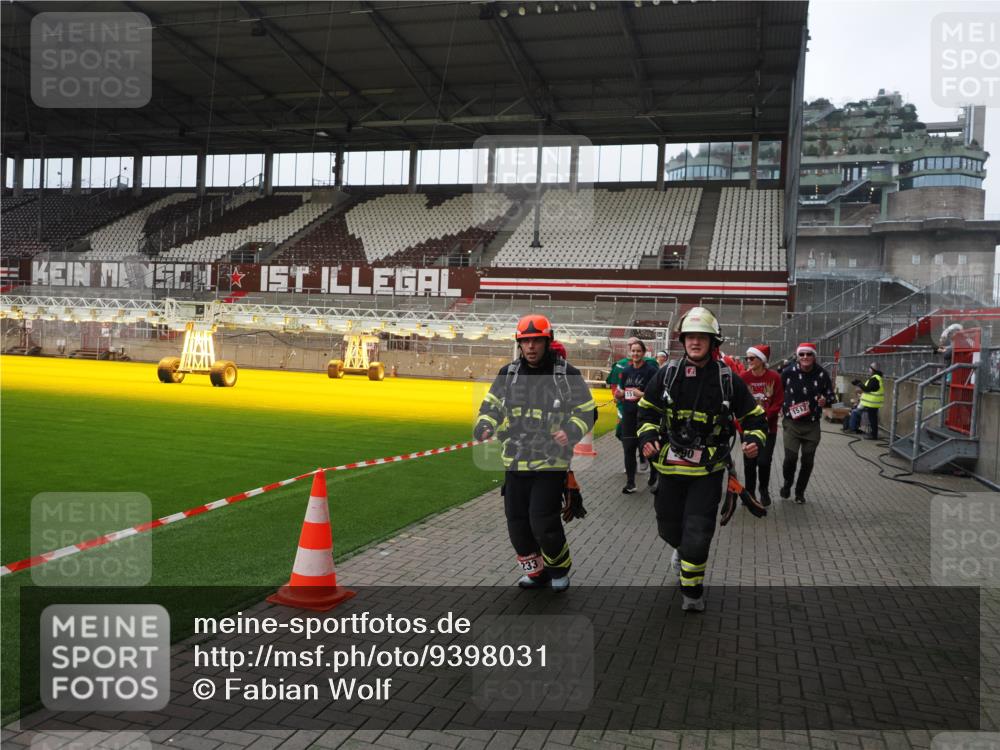 07.12.2025 - St. Pauli X-Mass-Run No. 15 Fabian Wolf http://msf.ph/oto/9398031 07.12.2025 10:48:38 Ziel 233, 290, 577, 633, 935, 1009, 1087, 1188, 1189, 1267, 1515, 1516, 1517, 1521, 2232, 2233, 2235, 2239, 2241, 2268, 2269, 2796, 2797, 3017, 3019, 3346, 4447, 4598 meine-sportfotos.de
