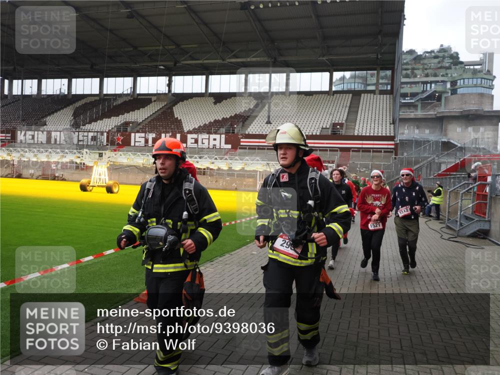 07.12.2025 - St. Pauli X-Mass-Run No. 15 Fabian Wolf http://msf.ph/oto/9398036 07.12.2025 10:48:39 Ziel 233, 290, 577, 633, 935, 1009, 1087, 1188, 1189, 1515, 1516, 1517, 1521, 2232, 2233, 2235, 2239, 2241, 2268, 2269, 2796, 3017, 3019, 3346, 4447, 4598 meine-sportfotos.de