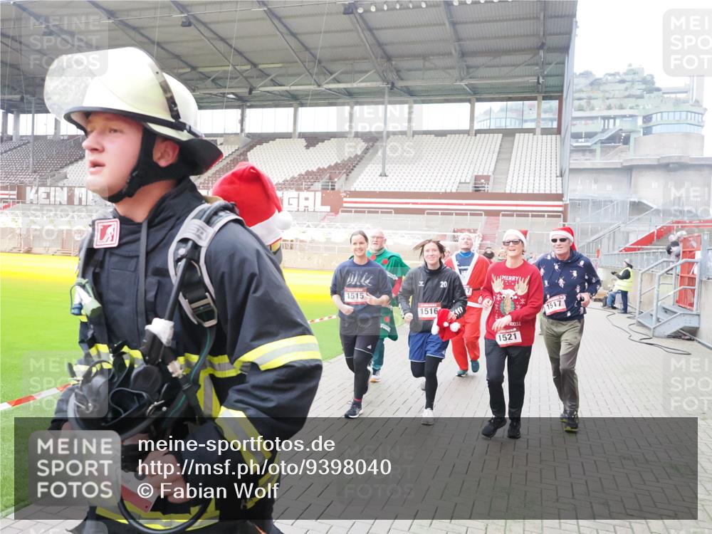07.12.2025 - St. Pauli X-Mass-Run No. 15 Fabian Wolf http://msf.ph/oto/9398040 07.12.2025 10:48:40 Ziel 233, 290, 577, 633, 935, 1009, 1087, 1188, 1189, 1515, 1516, 1517, 1521, 1895, 2232, 2233, 2239, 2241, 2268, 2269, 3017, 3019, 3346, 4598 meine-sportfotos.de