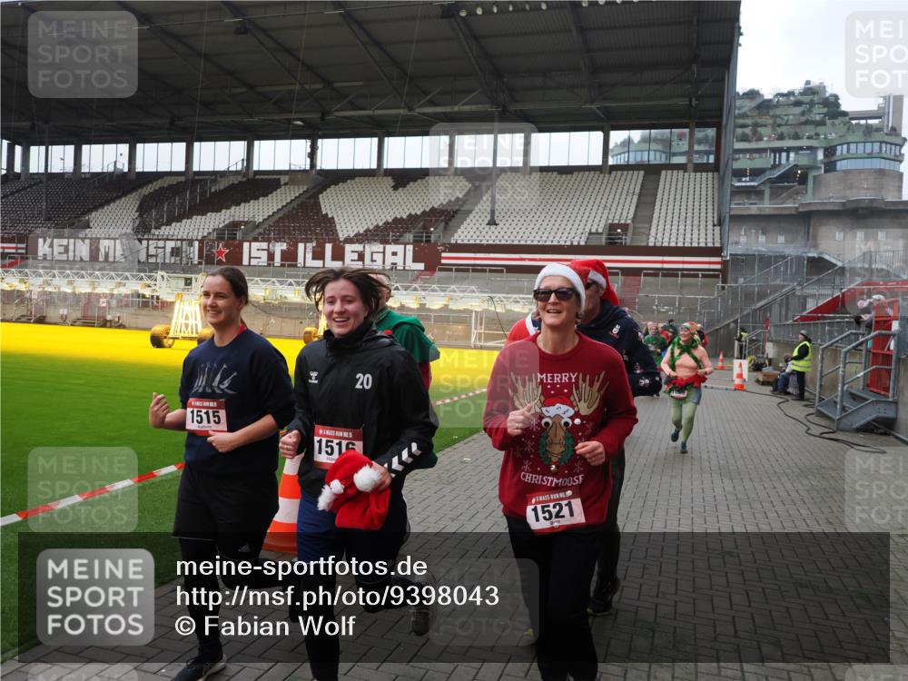 07.12.2025 - St. Pauli X-Mass-Run No. 15 Fabian Wolf http://msf.ph/oto/9398043 07.12.2025 10:48:41 Ziel 233, 290, 577, 592, 633, 935, 1009, 1087, 1188, 1189, 1515, 1516, 1517, 1521, 1895, 2232, 2268, 2269, 3017, 3019, 3346, 4598 meine-sportfotos.de