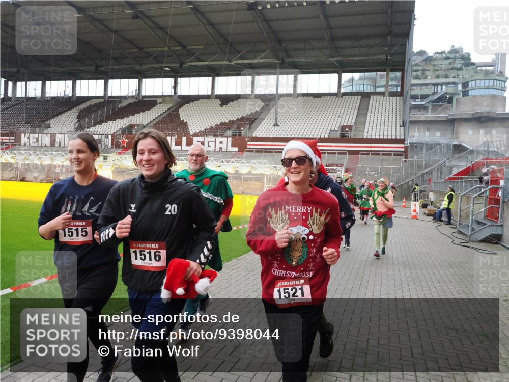 07.12.2025 - St. Pauli X-Mass-Run No. 15 Fabian Wolf http://msf.ph/oto/9398044 07.12.2025 10:48:41 Ziel 233, 290, 577, 592, 633, 935, 1009, 1087, 1188, 1189, 1515, 1516, 1517, 1521, 1895, 2232, 2268, 2269, 3017, 3019, 3346, 4598 meine-sportfotos.de