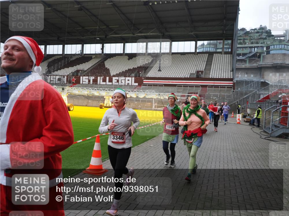 07.12.2025 - St. Pauli X-Mass-Run No. 15 Fabian Wolf http://msf.ph/oto/9398051 07.12.2025 10:48:43 Ziel 233, 290, 590, 592, 633, 935, 1009, 1087, 1188, 1189, 1515, 1516, 1517, 1521, 1895, 2268, 2269, 2512, 3017, 3019, 3346 meine-sportfotos.de