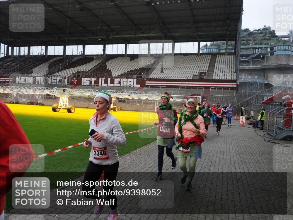 07.12.2025 - St. Pauli X-Mass-Run No. 15 Fabian Wolf http://msf.ph/oto/9398052 07.12.2025 10:48:43 Ziel 233, 290, 590, 592, 633, 935, 1009, 1087, 1188, 1189, 1515, 1516, 1517, 1521, 1895, 2268, 2269, 2512, 3017, 3019, 3346 meine-sportfotos.de