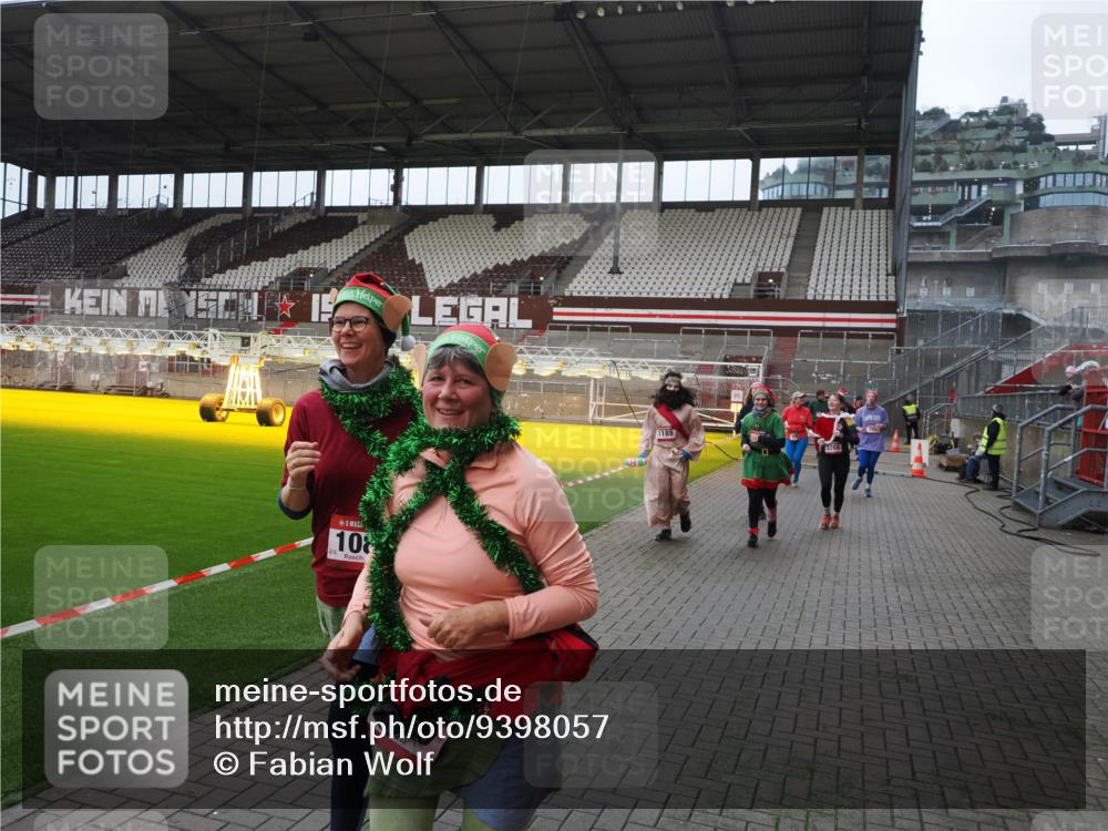 07.12.2025 - St. Pauli X-Mass-Run No. 15 Fabian Wolf http://msf.ph/oto/9398057 07.12.2025 10:48:44 Ziel 233, 290, 590, 592, 633, 935, 1009, 1087, 1188, 1189, 1515, 1516, 1517, 1521, 1895, 2268, 2269, 2512, 2515, 3017, 3019, 3346 meine-sportfotos.de