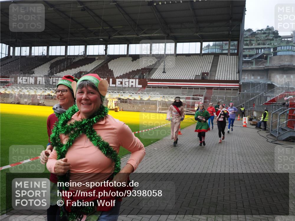 07.12.2025 - St. Pauli X-Mass-Run No. 15 Fabian Wolf http://msf.ph/oto/9398058 07.12.2025 10:48:44 Ziel 233, 290, 590, 592, 633, 935, 1009, 1087, 1188, 1189, 1515, 1516, 1517, 1521, 1895, 2268, 2269, 2512, 2515, 3017, 3019, 3346 meine-sportfotos.de