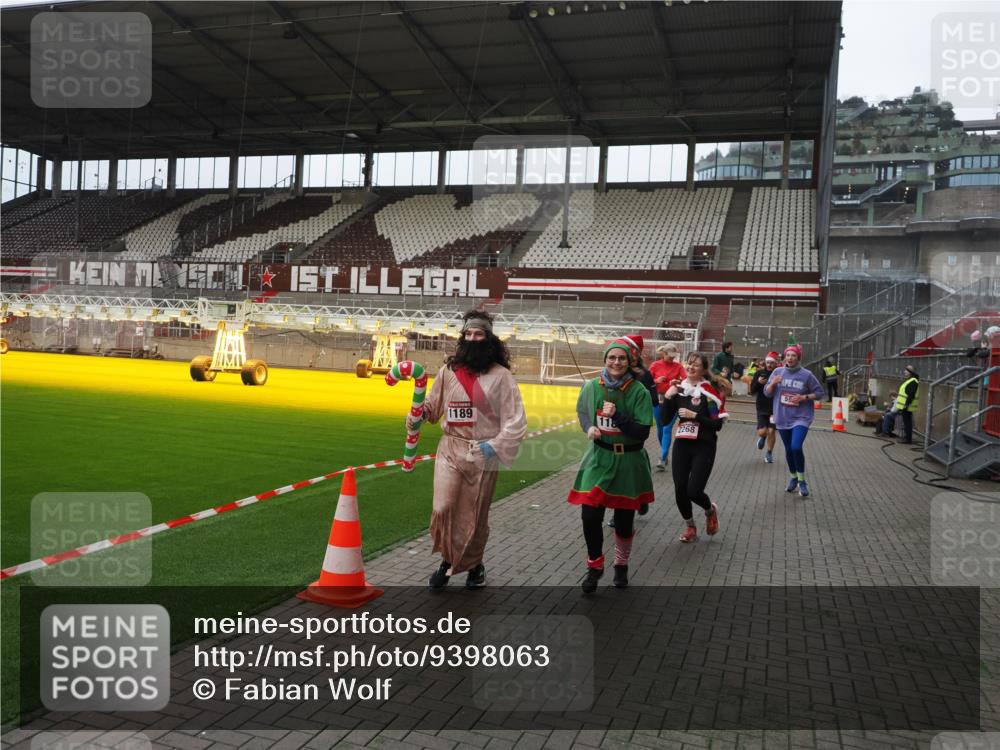 07.12.2025 - St. Pauli X-Mass-Run No. 15 Fabian Wolf http://msf.ph/oto/9398063 07.12.2025 10:48:46 Ziel 233, 290, 590, 592, 633, 935, 1009, 1087, 1188, 1189, 1515, 1516, 1517, 1521, 1895, 2268, 2269, 2512, 2515, 3017, 3019, 3346 meine-sportfotos.de