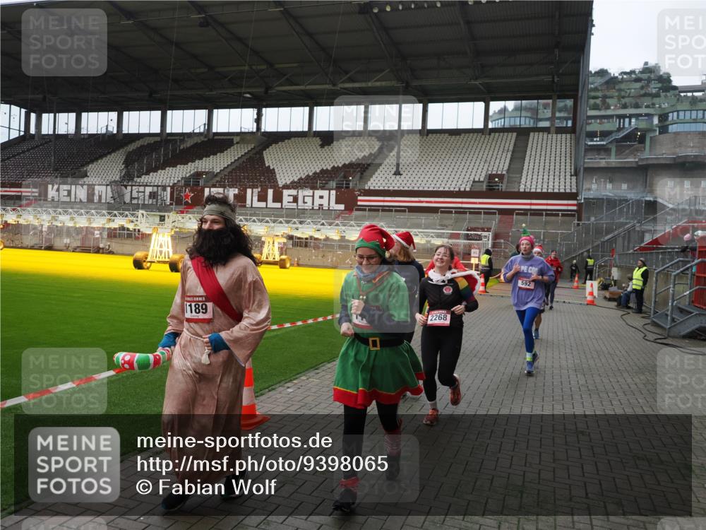 07.12.2025 - St. Pauli X-Mass-Run No. 15 Fabian Wolf http://msf.ph/oto/9398065 07.12.2025 10:48:47 Ziel 233, 290, 590, 592, 935, 1009, 1087, 1188, 1189, 1515, 1516, 1517, 1521, 1895, 2268, 2269, 2512, 2515, 3017, 3019, 3346 meine-sportfotos.de
