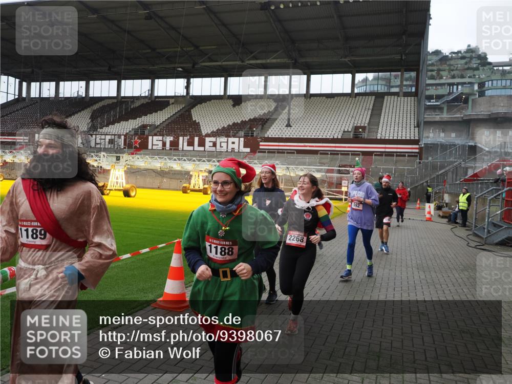 07.12.2025 - St. Pauli X-Mass-Run No. 15 Fabian Wolf http://msf.ph/oto/9398067 07.12.2025 10:48:47 Ziel 233, 290, 590, 592, 935, 1009, 1087, 1188, 1189, 1515, 1516, 1517, 1521, 1895, 2268, 2269, 2512, 2515, 3017, 3019, 3346 meine-sportfotos.de