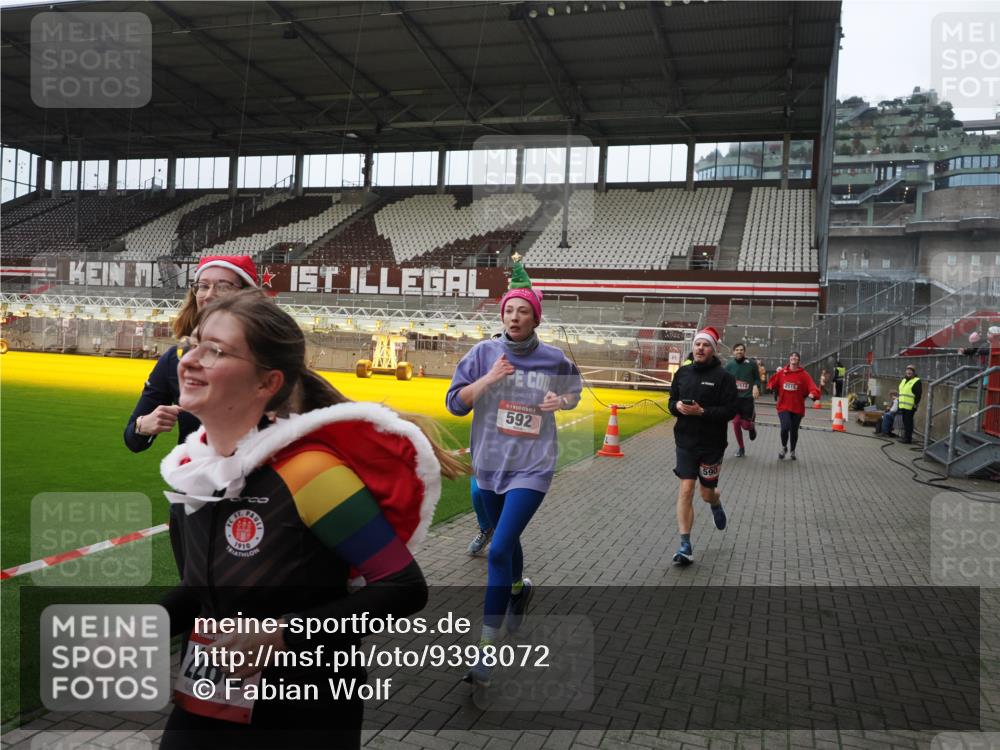 07.12.2025 - St. Pauli X-Mass-Run No. 15 Fabian Wolf http://msf.ph/oto/9398072 07.12.2025 10:48:48 Ziel 233, 290, 590, 592, 935, 1009, 1087, 1188, 1189, 1515, 1516, 1517, 1521, 1895, 2268, 2269, 2512, 2515, 3017, 3019, 3346 meine-sportfotos.de