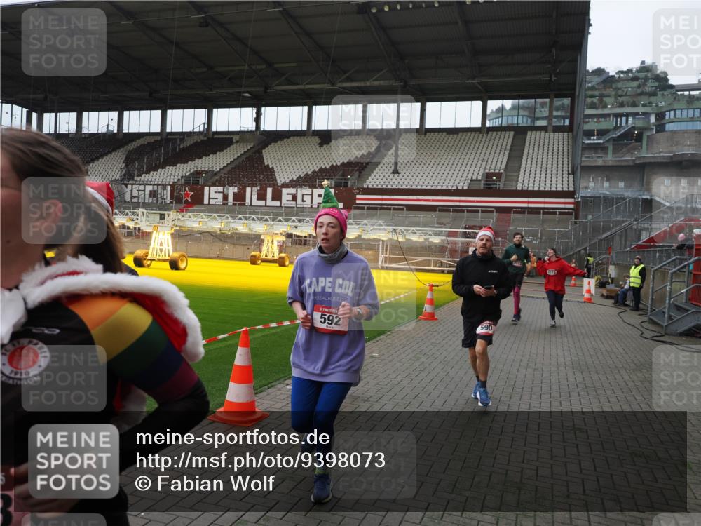07.12.2025 - St. Pauli X-Mass-Run No. 15 Fabian Wolf http://msf.ph/oto/9398073 07.12.2025 10:48:48 Ziel 233, 290, 590, 592, 935, 1009, 1087, 1188, 1189, 1515, 1516, 1517, 1521, 1895, 2268, 2269, 2512, 2515, 3017, 3019, 3346 meine-sportfotos.de