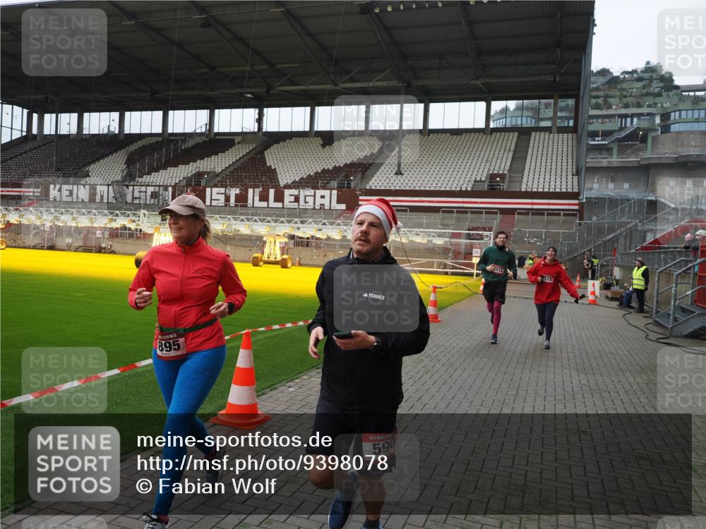07.12.2025 - St. Pauli X-Mass-Run No. 15 Fabian Wolf http://msf.ph/oto/9398078 07.12.2025 10:48:49 Ziel 290, 590, 592, 935, 1009, 1087, 1188, 1189, 1515, 1516, 1517, 1521, 1895, 2268, 2269, 2512, 2515, 3017, 3019, 3346 meine-sportfotos.de