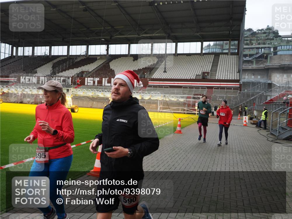 07.12.2025 - St. Pauli X-Mass-Run No. 15 Fabian Wolf http://msf.ph/oto/9398079 07.12.2025 10:48:50 Ziel 379, 590, 592, 1009, 1087, 1188, 1189, 1515, 1516, 1895, 2268, 2269, 2512, 2515, 3017, 3019, 3346 meine-sportfotos.de