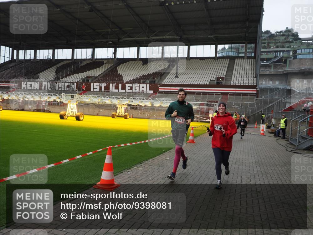 07.12.2025 - St. Pauli X-Mass-Run No. 15 Fabian Wolf http://msf.ph/oto/9398081 07.12.2025 10:48:51 Ziel 379, 590, 592, 1009, 1087, 1188, 1189, 1895, 2268, 2269, 2512, 2515, 3017, 3019, 3346 meine-sportfotos.de