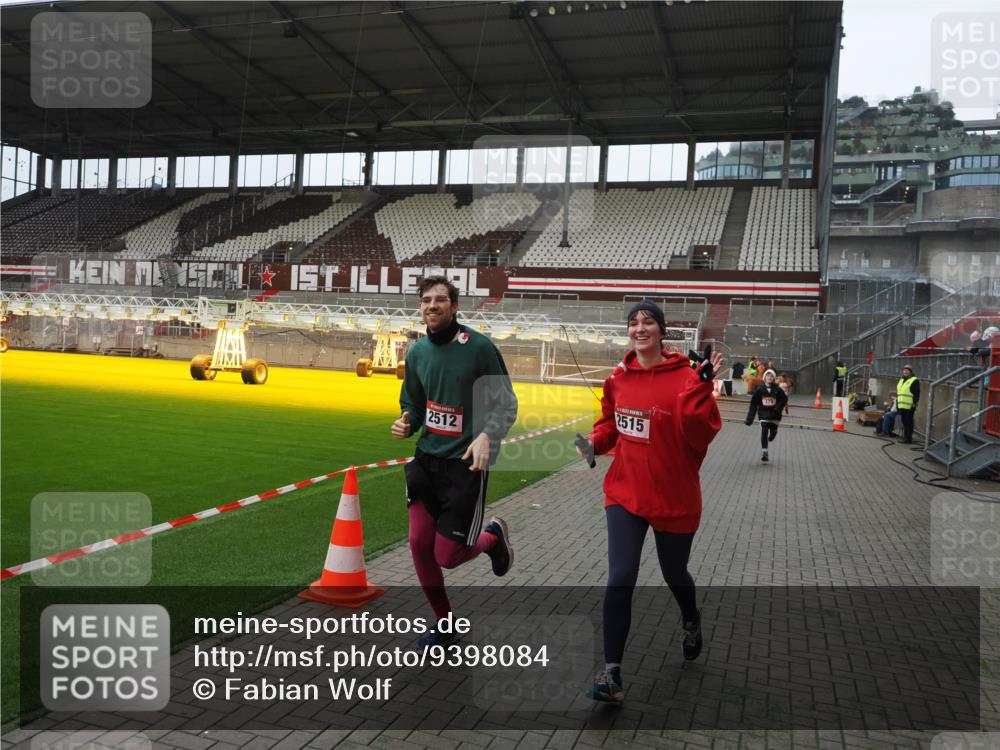 07.12.2025 - St. Pauli X-Mass-Run No. 15 Fabian Wolf http://msf.ph/oto/9398084 07.12.2025 10:48:52 Ziel 379, 590, 592, 1009, 1019, 1087, 1188, 1189, 1895, 2268, 2269, 2512, 2515, 3346 meine-sportfotos.de